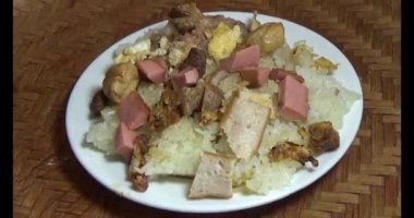 Yapışkan pirinç ve tabakta et