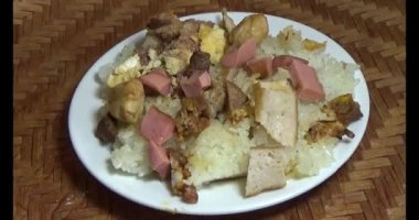 Yapışkan pirinç ve tabakta et