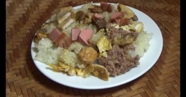 Yapışkan pirinç ve tabakta et