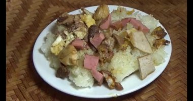 Yapışkan pirinç ve tabakta et