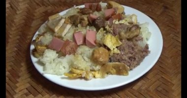 Yapışkan pirinç ve tabakta et