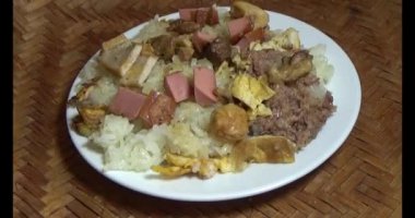 Yapışkan pirinç ve tabakta et