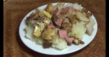 Yapışkan pirinç ve tabakta et