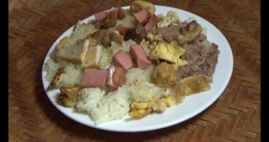 Yapışkan pirinç ve tabakta et