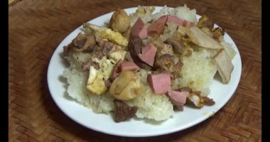 Yapışkan pirinç ve tabakta et