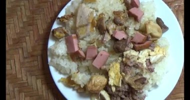 Yapışkan pirinç ve tabakta et