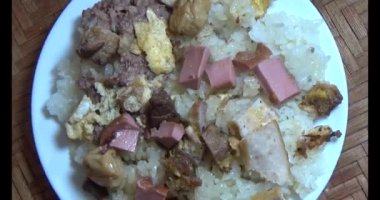 Yapışkan pirinç ve tabakta et