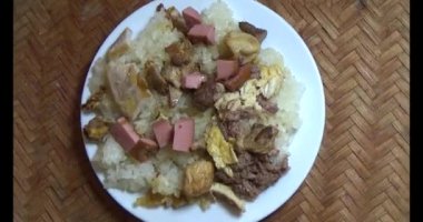 Yapışkan pirinç ve tabakta et