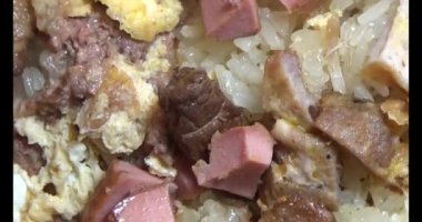 Yapışkan pirinç ve tabakta et