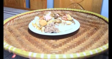 Yapışkan pirinç ve tabakta et