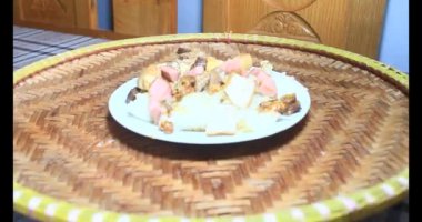 Yapışkan pirinç ve tabakta et