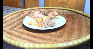 Yapışkan pirinç ve tabakta et