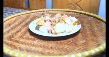 Yapışkan pirinç ve tabakta et