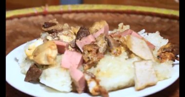 Yapışkan pirinç ve tabakta et