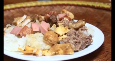 Yapışkan pirinç ve tabakta et