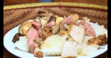 Yapışkan pirinç ve tabakta et