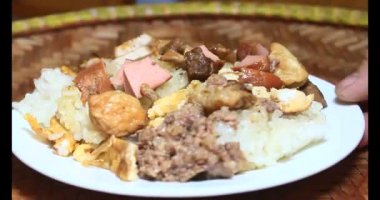 Yapışkan pirinç ve tabakta et