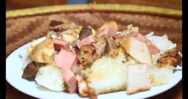 Yapışkan pirinç ve tabakta et