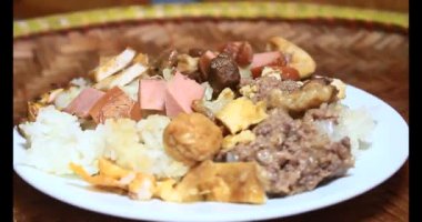 Yapışkan pirinç ve tabakta et