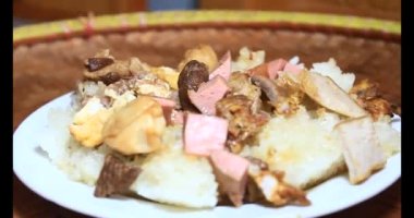 Yapışkan pirinç ve tabakta et