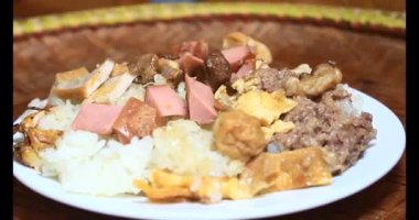 Yapışkan pirinç ve tabakta et