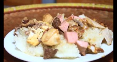 Yapışkan pirinç ve tabakta et