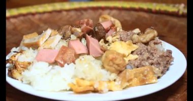 Yapışkan pirinç ve tabakta et