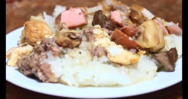 Yapışkan pirinç ve tabakta et