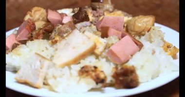 Yapışkan pirinç ve tabakta et