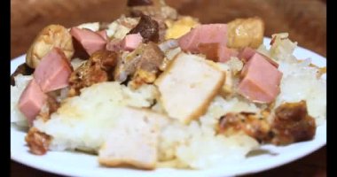 Yapışkan pirinç ve tabakta et