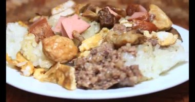 Yapışkan pirinç ve tabakta et