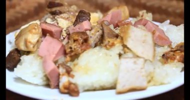 Yapışkan pirinç ve tabakta et