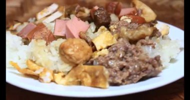 Yapışkan pirinç ve tabakta et