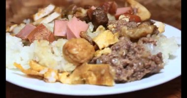 Yapışkan pirinç ve tabakta et