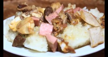 Yapışkan pirinç ve tabakta et