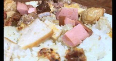 Yapışkan pirinç ve tabakta et