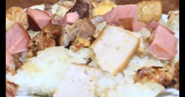 Yapışkan pirinç ve tabakta et