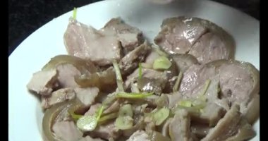 kaynamış domuz budu eti