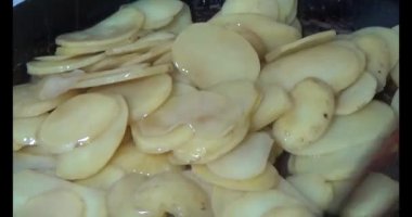 Tavada kızarmış patates.