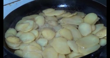 Tavada kızarmış patates.