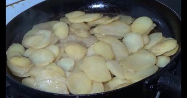 Tavada kızarmış patates.