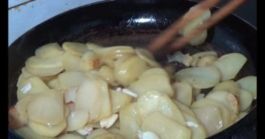 Tavada kızarmış patates.