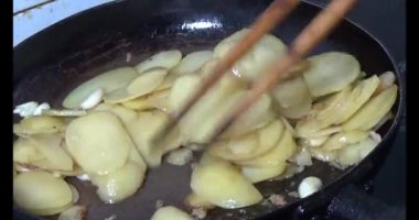 Tavada kızarmış patates.