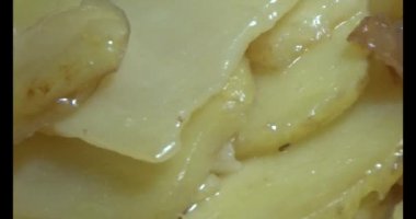 Tavada kızarmış patates.