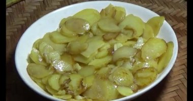 Tavada kızarmış patates.