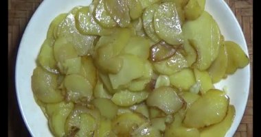 Tavada kızarmış patates.