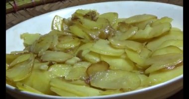 Tavada kızarmış patates.