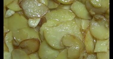 Tavada kızarmış patates.