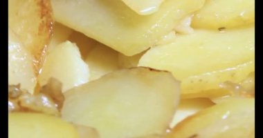 Tavada kızarmış patates.