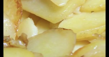 Tavada kızarmış patates.